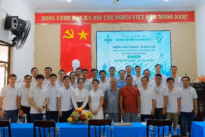 Đoàn công tác của Ban Công nghệ thông tin và Chuyển đổi số BSR đã có một chương trình an sinh xã hội ý nghĩa tại xã Sơn Tây, tỉnh Quảng Ngãi. (Ảnh: CHÍNH LINH)