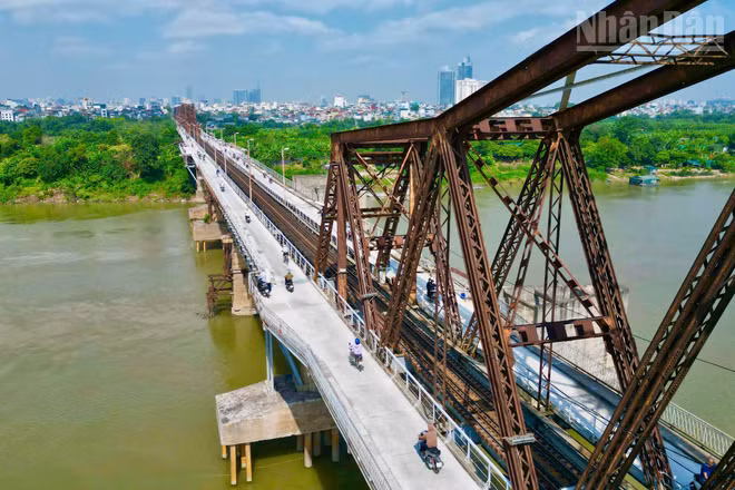 [Ảnh] Hà Nội: Cầu Long Biên thông xe sau 2 tháng sửa chữa
