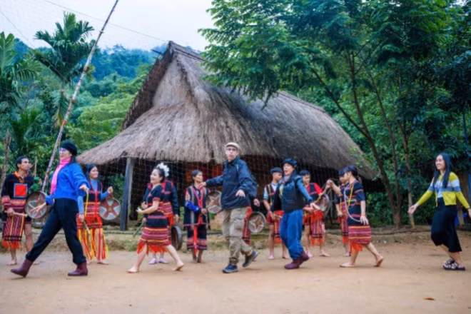 Du khách trải nghiệm du lịch cộng đồng ở làng Cheng Tông, Thôn 1, xã Trà Cang, huyện Nam Trà My.