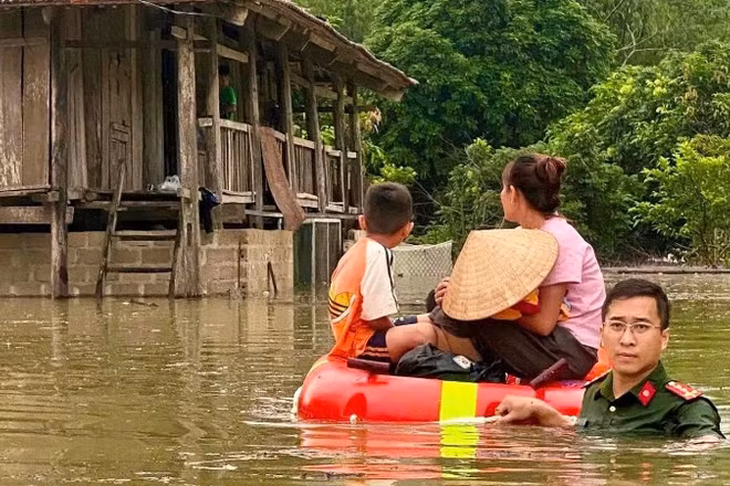 Lực lượng Công an Lạng Sơn sơ tán người dân vùng ngập lụt đến nơi an toàn. (Ảnh QUỐC ĐẠT)