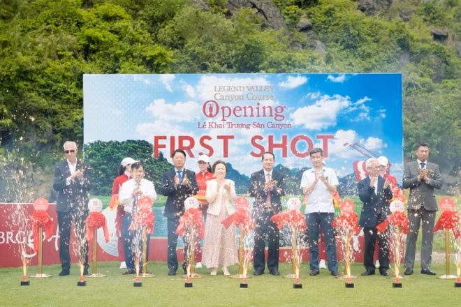 Đại biểu cắt băng khánh thành sân Canyon Course tại Legend Valley Country Club.