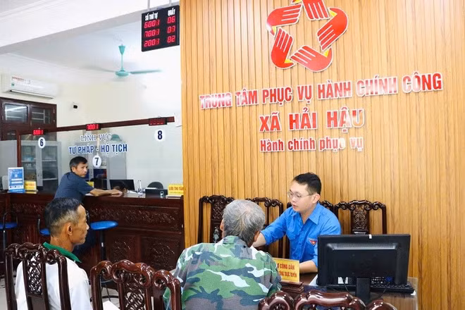 Người dân đến thực hiện thủ tục hành chính được cán bộ Trung tâm Phục vụ hành chính công xã Hải Hậu hướng dẫn tận tình, chu đáo. (Ảnh: THÙY LINH)