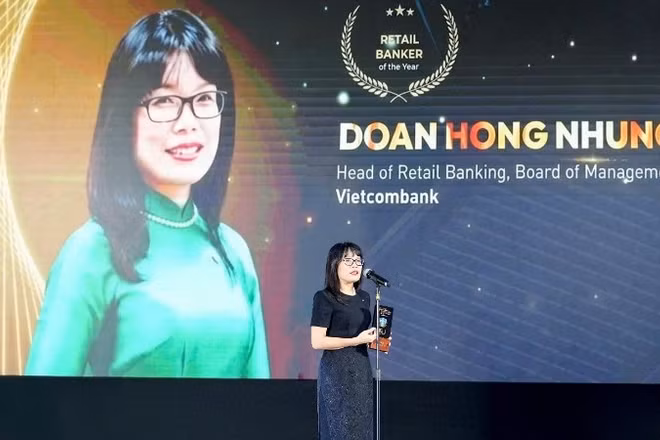 Bà Đoàn Hồng Nhung - Giám đốc Khối Bán lẻ Vietcombank phát biểu tại Lễ trao giải.