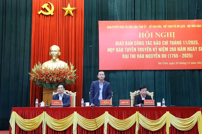 Trưởng Ban Tuyên giáo và Dân vận Hà Tĩnh Hà Văn Hùng thông tin chương trình lễ kỷ niệm.