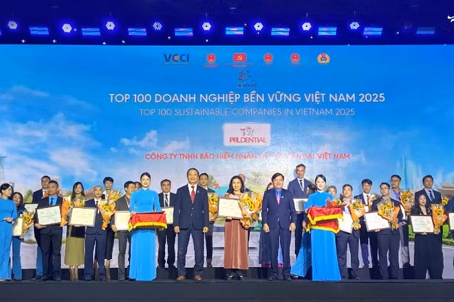Đại diện Prudential Việt Nam nhận giải thưởng CSI100 năm 2025.