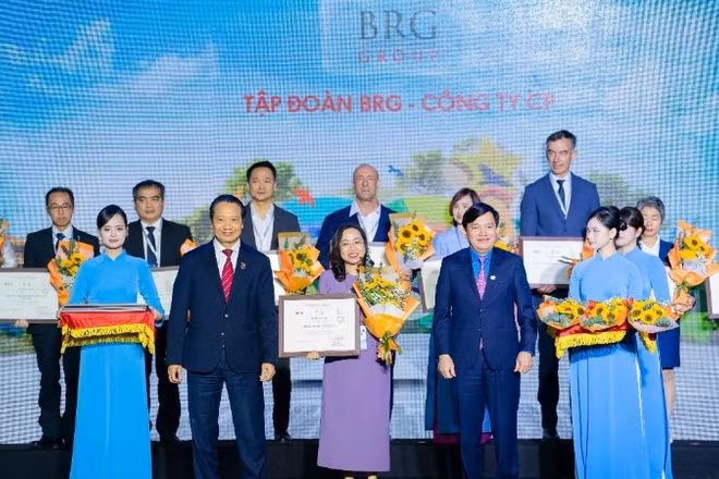 Đại diện Tập đoàn BRG nhận danh hiệu “Top 100 doanh nghiệp phát triển bền vững trong lĩnh vực thương mại-dịch vụ”.