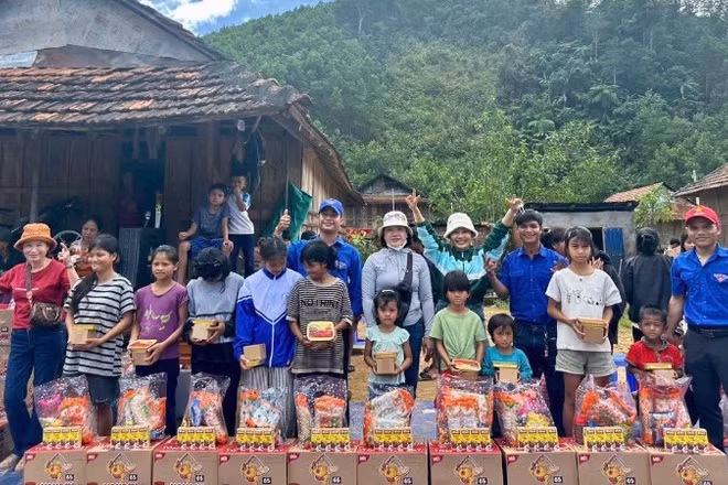 Hơn 124 tấn thực phẩm thiết yếu gồm: Nước uống, xúc xích, mì ăn liền, cháo, phở, sữa… đến tận tay các hộ gia đình đang bị cô lập