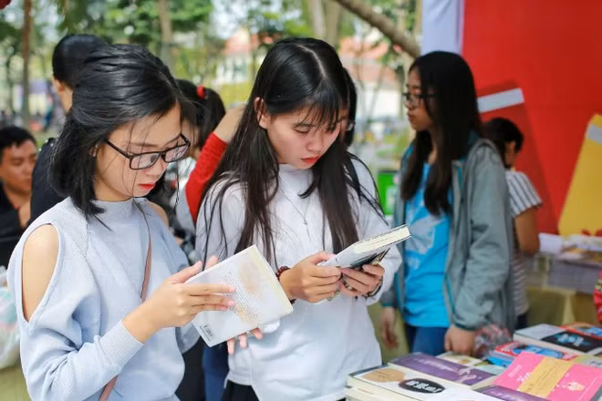 Bằng nhiều kênh truyền thông trên không gian mạng, các gian hàng tại ngày hội sách thu hút nhiều độc giả. (Ảnh THẾ ĐẠI)
