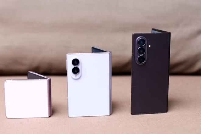Bộ 3 smartphone gập mới của Samsung, từ trái sang phải: Galaxy Z Flip8, Galaxy Z Fold8 và Galaxy Z Fold8 Ultra.