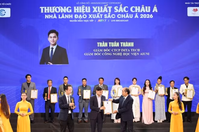 Giảng viên Trần Tuấn Thành nhận giải Nhà lãnh đạo xuất sắc châu Á.