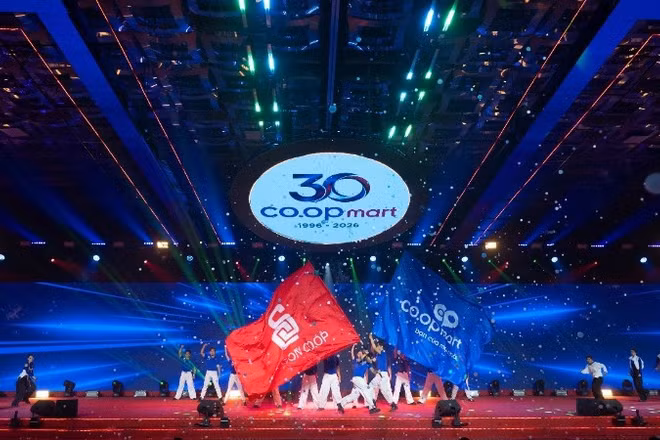 Lá cờ Saigon Co.op tung bay, biểu tượng cho tinh thần tiên phong, đoàn kết và khát vọng phụng sự cộng đồng của hệ thống bán lẻ Co.op.