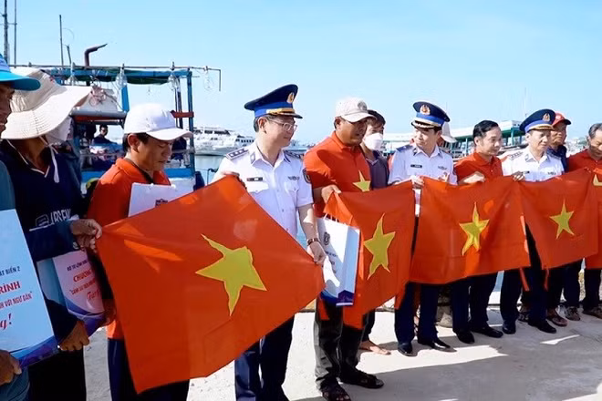Bộ Tư lệnh Vùng Cảnh sát biển 2 kết hợp tuyên truyền pháp luật và tặng quà cho bà con ngư dân. (Ảnh: Vùng Cảnh sát biển 2)