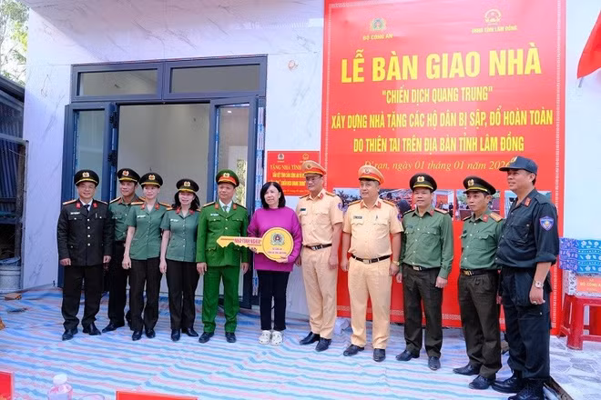 Thủ trưởng Công an tỉnh Lâm Đồng bàn giao nhà mới cho gia đình chị Đỗ Thị Phượng. (Ảnh: TUỆ NHÂN)