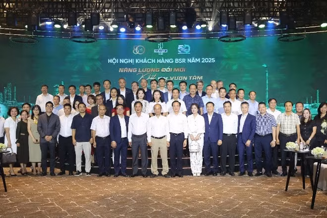Lãnh đạo ban, bộ ngành Trung ương, Petrovietnam, BSR và quý khách hàng, đối tác tham dự hội nghị chụp ảnh lưu niệm.