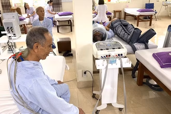 Một nạn nhân chất độc da cam đang điều trị bệnh dài hạn. Nhiều trường hợp phát sinh thêm bệnh thuộc Danh mục 17 bệnh của Bộ Y tế nhưng chưa được giám định lại theo quy định hiện hành. (Ảnh: Báo Nhân Dân/Minh Châu)