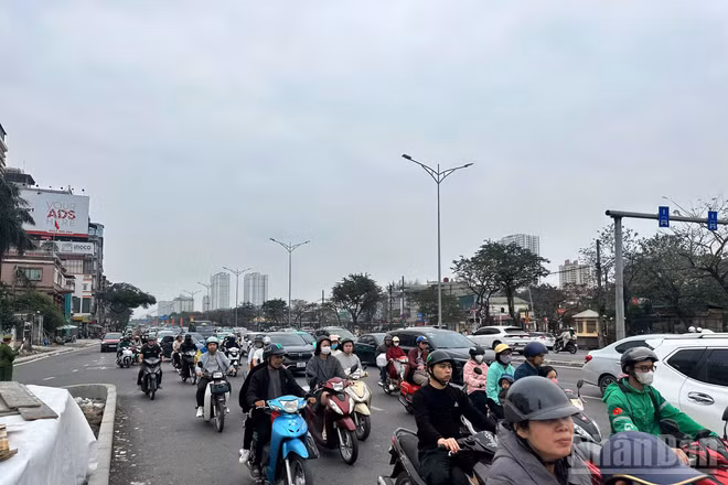 [Ảnh] Người dân tấp nập về quê, cửa ngõ Thủ đô đông đúc những ngày cuối năm