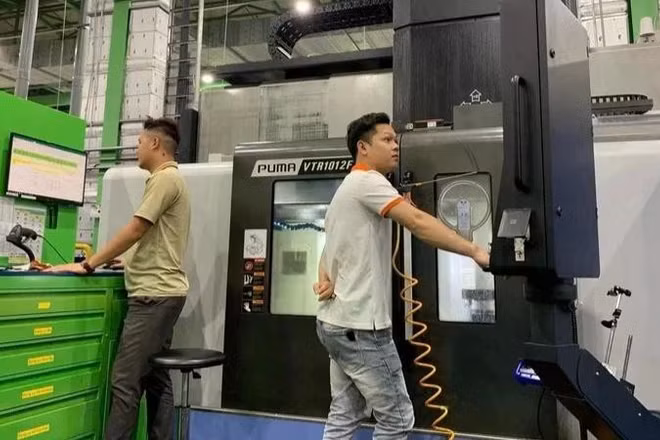 Hoạt động sản xuất của doanh nghiệp tại Khu công nghệ cao Hòa Lạc. (Ảnh: HÀ LINH)