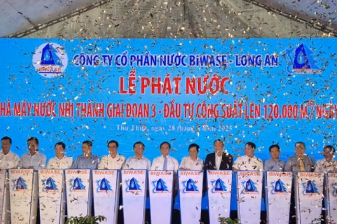 Lãnh đạo, nguyên lãnh đạo tỉnh Tây Ninh và lãnh đạo công ty ấn nút phát nước nhà máy nước Nhị Thành giai đoạn 3.